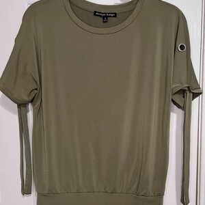 Women’s Size Small ~ Short Sleeve Blouse **Perfect for All Seasons**